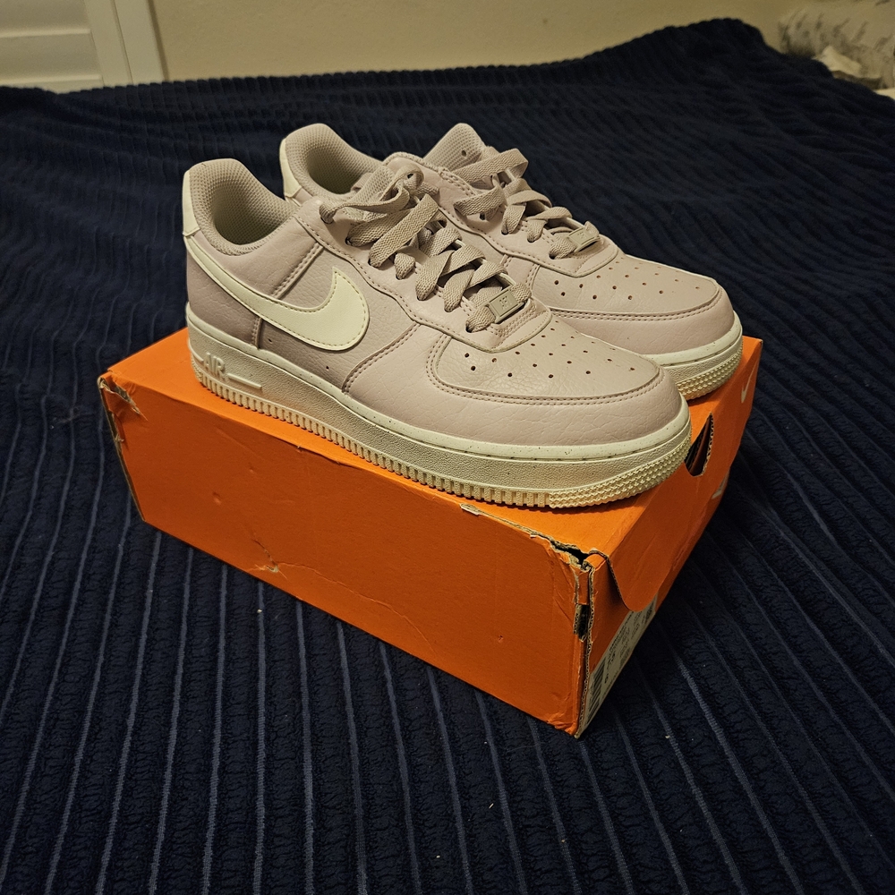 Nike Air Force 1 in Platinum Violet
